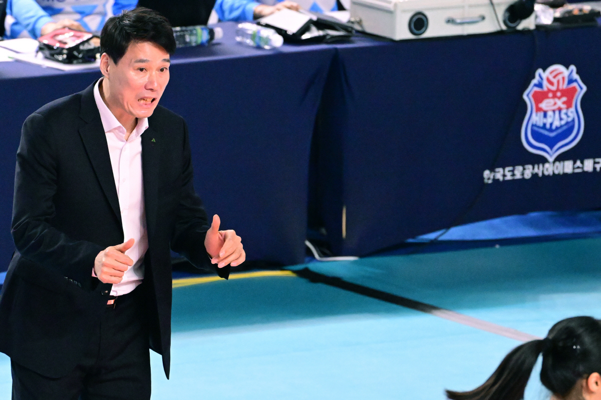 '양효진 빼고 두자릿수 득점만 4명' 현대건설, 도로공사에 72분만에 셧…