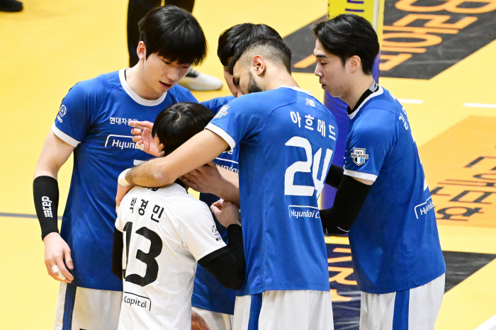 감독 경질→4연승 폭풍질주! '허수봉+아흐메드 42득점' 현대캐피탈 5위…
