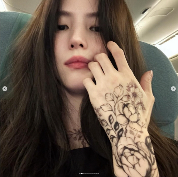 한소희, 과감한 '꽃 타투' 새긴 후 홍콩 여행 '찐바이브'
