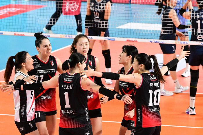 '메가+지아+소영 날았다' 정관장, 시즌 첫 GS칼텍스 제압 '2연승'[…