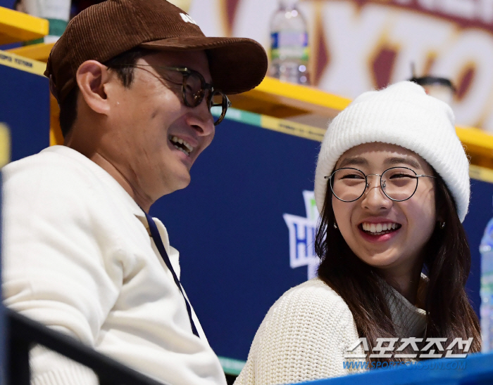 아빠가 야구 레전드인데...17살 딸 마음 훔친 건 배구선수, 딸바보 아…