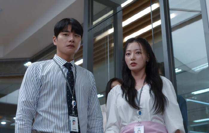 "남편·절친 불륜" 이이경X송하윤, 과몰입 유발 '대환장 빌런 커플'(내…
