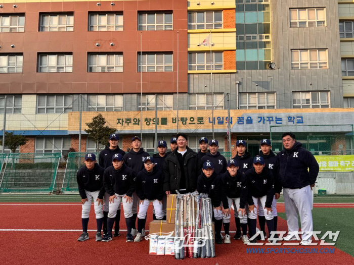 "이대호 선배가 기증한 피칭머신으로 훈련" 홈런왕이 돼 모교 찾은 노시환…