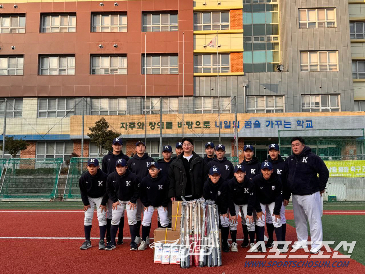 "이대호 선배가 기증한 피칭머신으로 훈련" 홈런왕이 돼 모교 찾은 노시환…