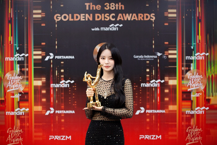 피프티 피프티 키나 “우리 허니즈와 함께 걸어가길” 골든디스크 '신인상'…