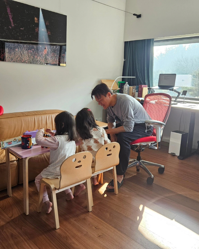 'JYP' 박진영, 쌍둥이 같은 두 딸 챙기는 '자상한 父'.."연말에 …
