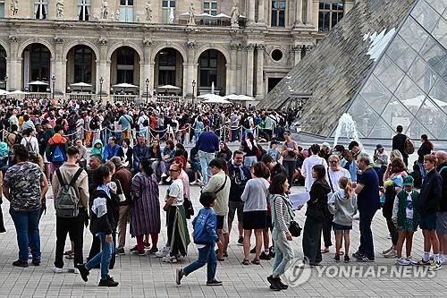 "중국인 돈 잘 안써요"…'中 특수' 잃어버린 관광도시 파리