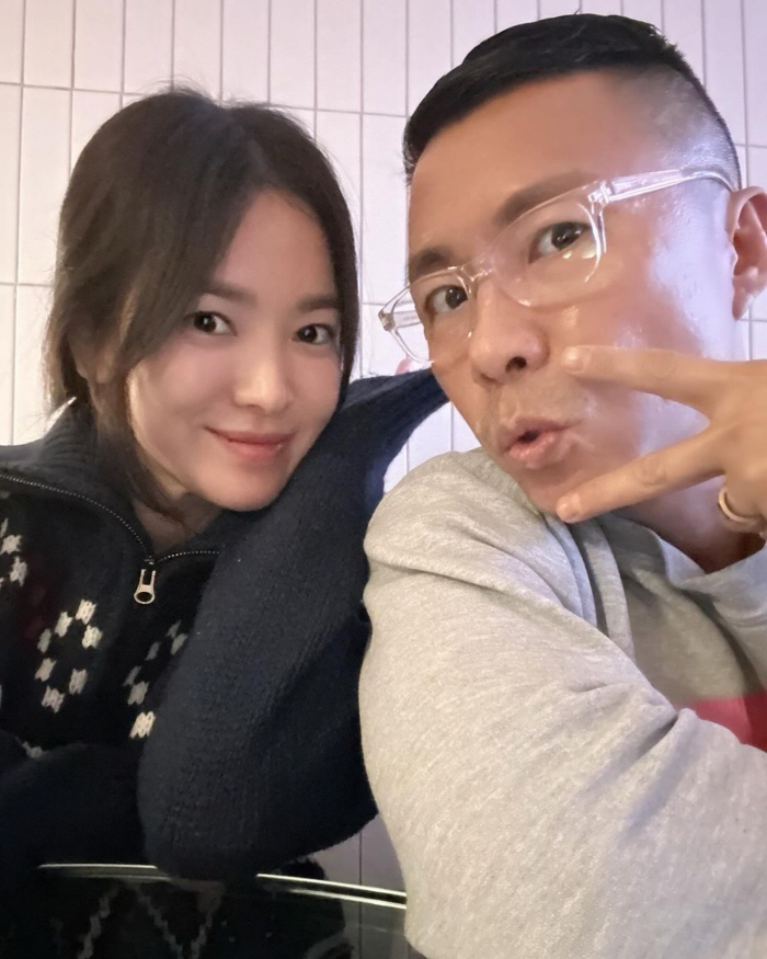 송혜교, 남사친 옆에서 압도적 '민낯 미모' 발산 "새 프로젝트 기대"