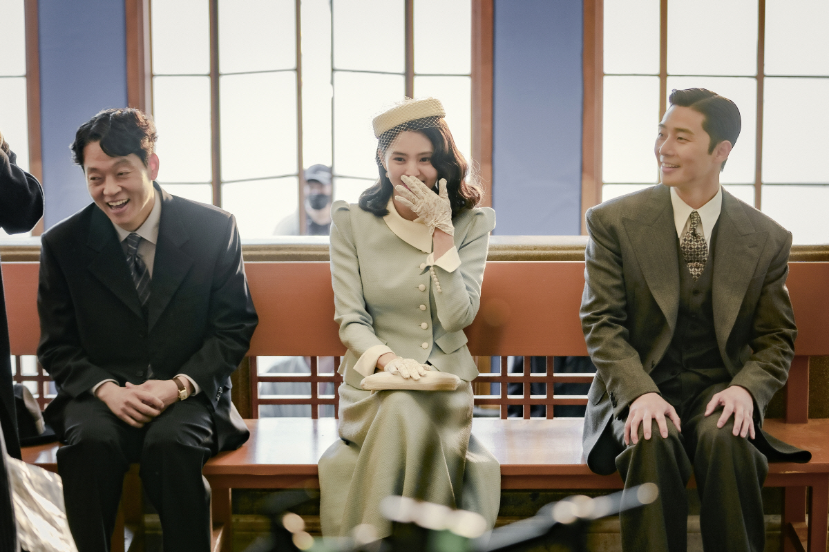 3주째 뜨겁다..'경성크리처' 박서준·한소희 밝은 비하인드컷 공개