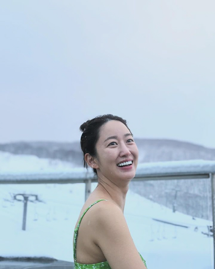 "육탈後 힐링 가득"..전혜빈, 日여행서 늘씬한 수영복 자태 '눈길'