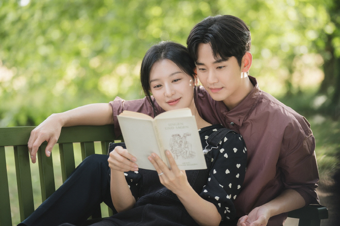 [SC초점] 김수현 조정석에 박지은 작가까지..OTT 반격 막아낼 tvN…