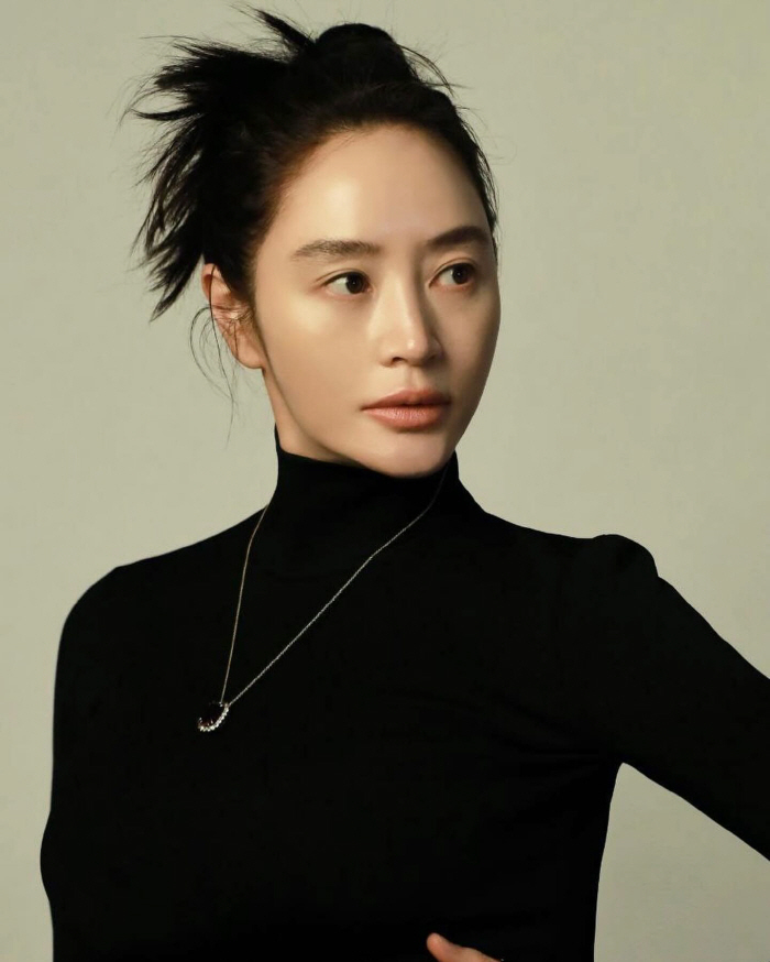 김혜수, 감탄만 나오는 무보정 미모...화보 비하인드까지 '갓벽'