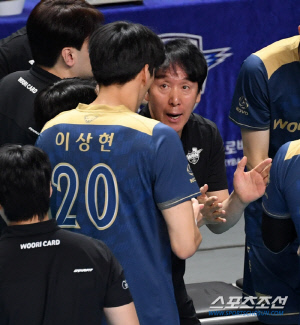 세터 교체까지 했는데 3연패…위태로운 선두 