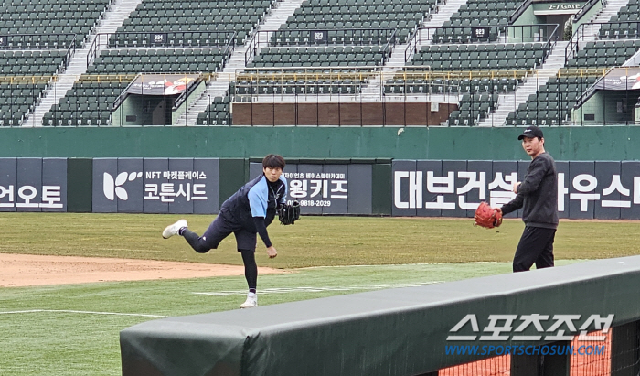 'KBO 최초 대기록+FA 대박' 두마리 토끼 정조준→야외 피칭 열정 "…