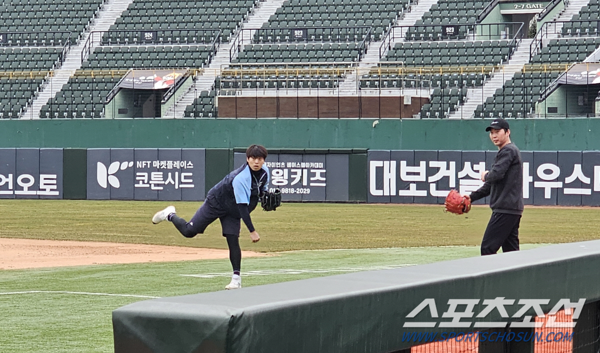 'KBO 최초 대기록+FA 대박' 두마리 토끼 정조준→야외 피칭 열정 "…
