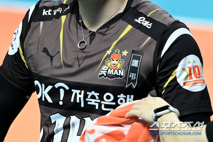 넉살 좋은 인사에 상대팀 외국인 선수도 방긋...등장부터 시선 사로잡은 …