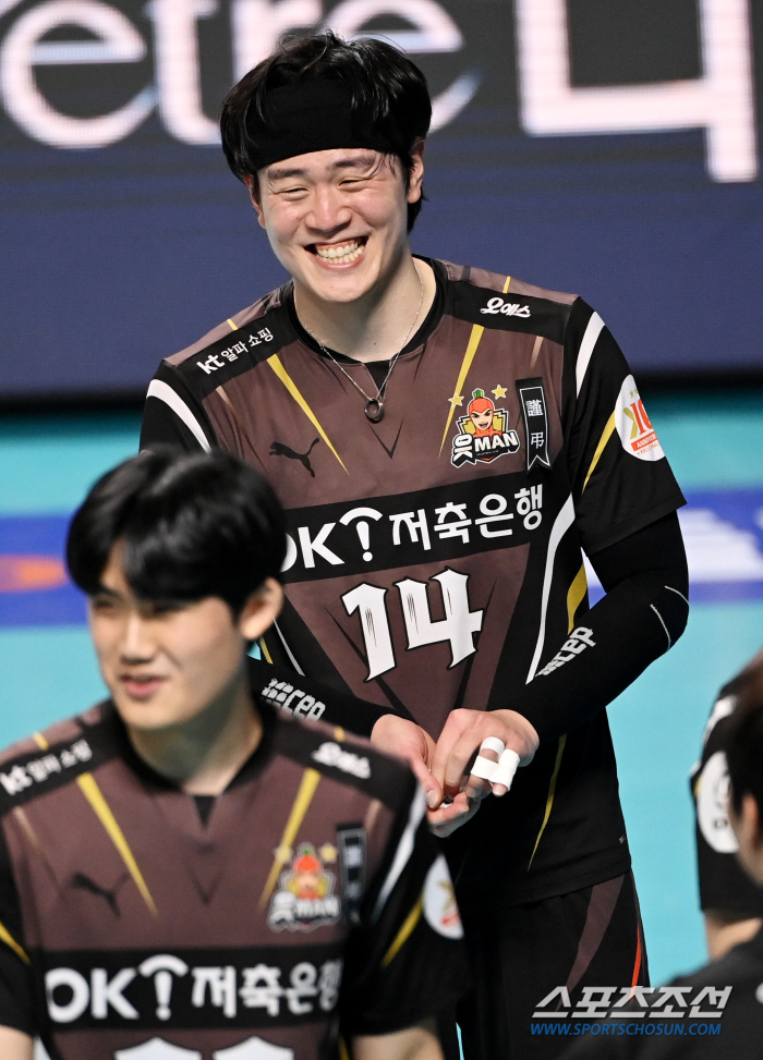 넉살 좋은 인사에 상대팀 외국인 선수도 방긋...등장부터 시선 사로잡은 …