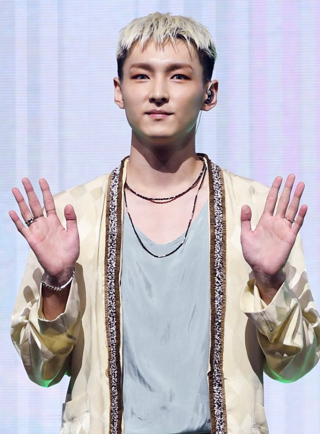 [공식] SF9 주호, 하지원 소속사 전속계약…FNC "팀 활동은 차질無…
