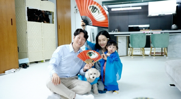 이정현, 1999년 '테크노 女전사' 의상 등장..母女 인증샷에 남편도 …