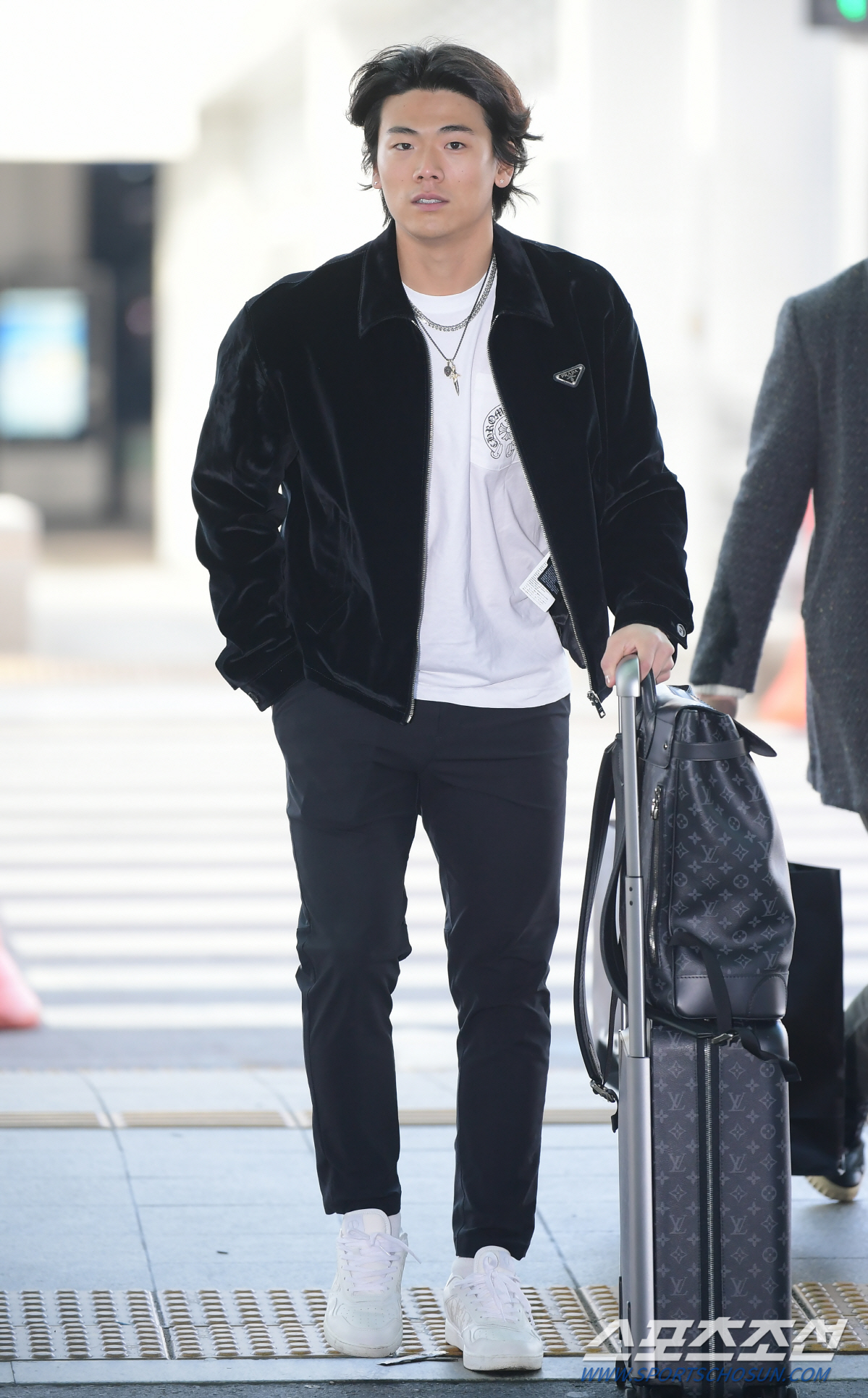 LA로 조기 출국, 강정호 과외받는 배지환의 각오 "책임질 사람 늘었다.…