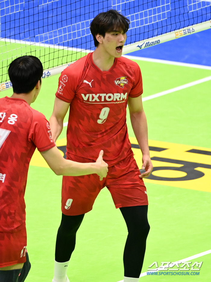 '수원 왕자' 생일 자축포 터졌다! 한국전력, 삼성화재 셧아웃 제압 [수…