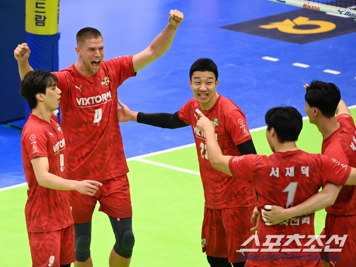 '수원 왕자' 생일 자축포 터졌다! 한국전력, 삼성화재 셧아웃 제압 [수…