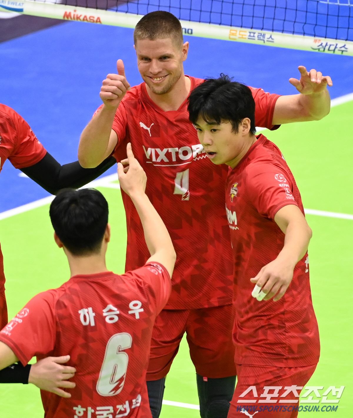 '수원 왕자' 생일 자축포 터졌다! 한국전력, 삼성화재 셧아웃 제압 [수…