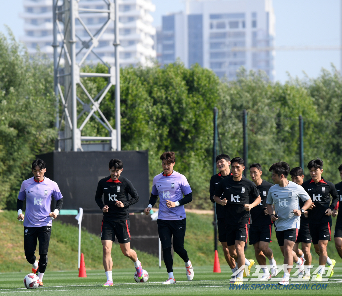 클린스만 감독이 이끄는 대한민국 축구대표팀이 11일(현지시간) 오전 카타르 도하 알에글라 훈련장에서 회복 훈련을 진행했다. 대표팀 선수들이 훈련을 소화하고 있다. 도하(카타르)=박재만 기자 pjm@sportschosun.com/2023.01.11/
