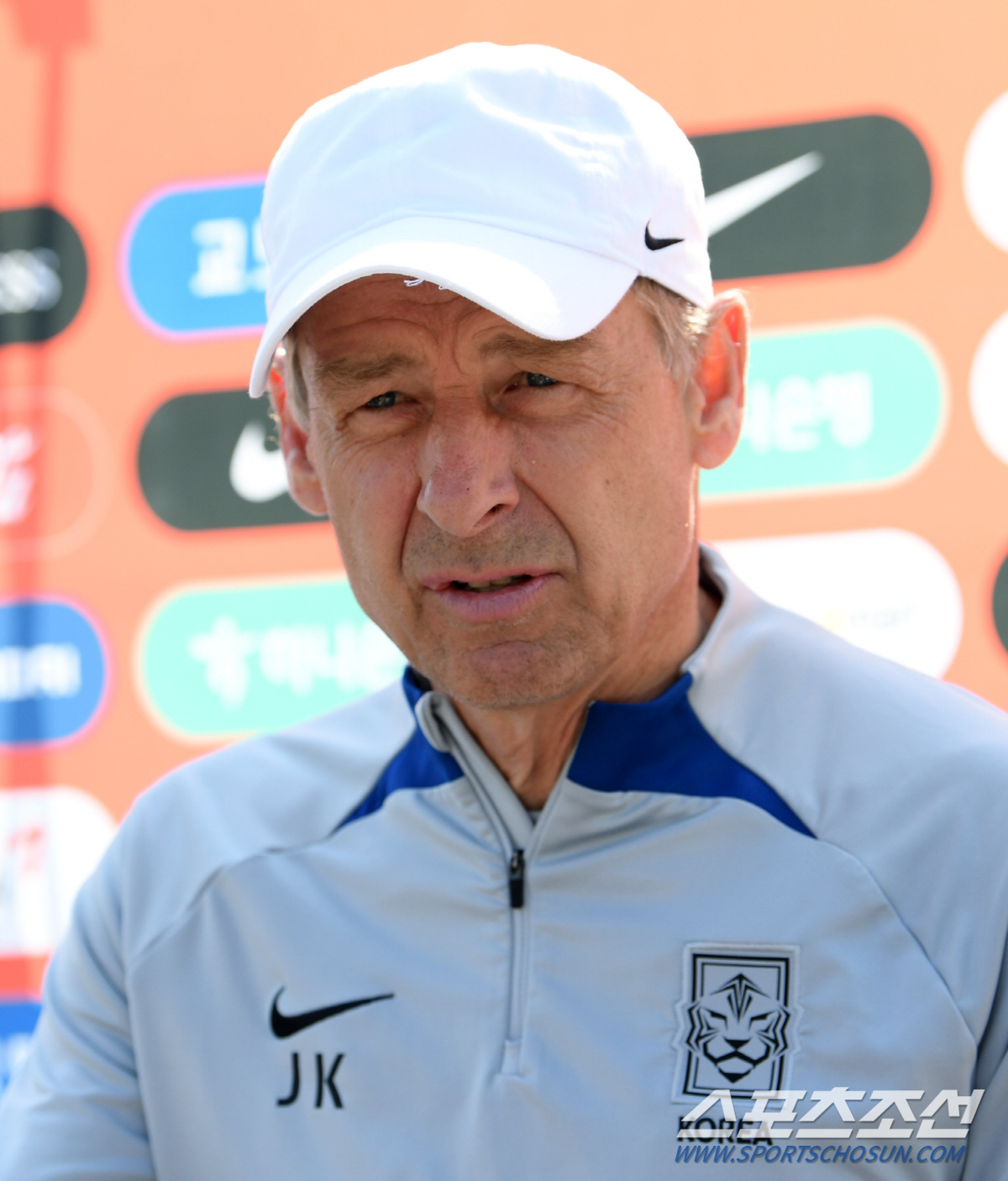 대한민국 축구대표팀이 11일(현지시간) 오전 카타르 도하 알에글라 훈련장에서 회복훈련을 진행했다. 클린스만 감독이 인터뷰를 하고 있다. 도하(카타르)=박재만 기자 pjm@sportschosun.com/2023.01.11/