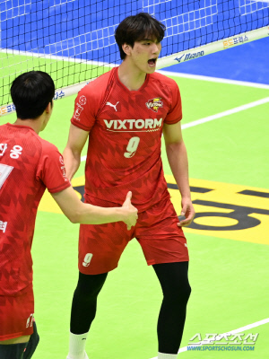 '수원 왕자' 생일 자축포 터졌다! 한국전력, 삼성화재 셧아웃 제압 [수원 리뷰]
