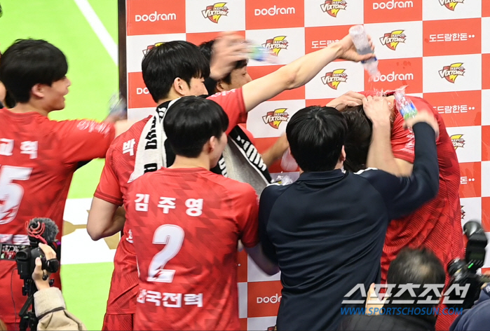 '생일빵 한번 시원~하네' 물 폭탄 맞은 '수원 왕자', 승리 선물까지 …