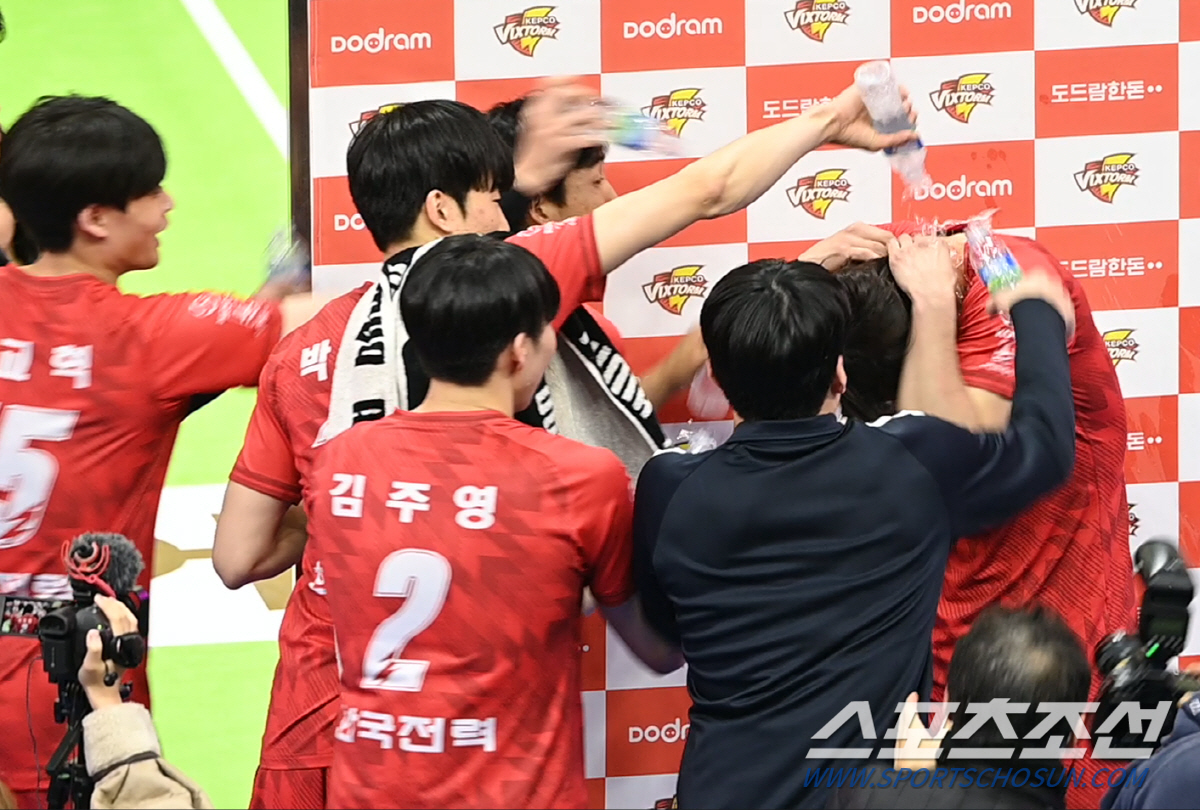 '생일빵 한번 시원~하네' 물 폭탄 맞은 '수원 왕자', 승리 선물까지 …