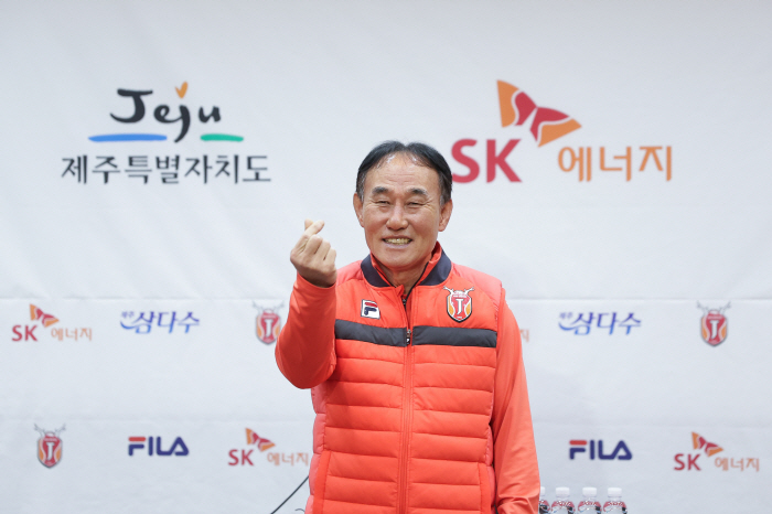 예약 다 해놨는데.. 남들 다 가는 해외 전지훈련, 김학범은 왜 '전면취…
