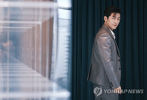 (서울=연합뉴스) 류효림 기자 = 뮤지컬 '몬테크리스토'의 배우 고은성이 11일 오후 서울 강남구 도곡동 EMK뮤지컬컴퍼니에서 열린 공동 인터뷰에서 포즈를 취하고 있다. 2024.1.11 ryousanta@yna.co.kr