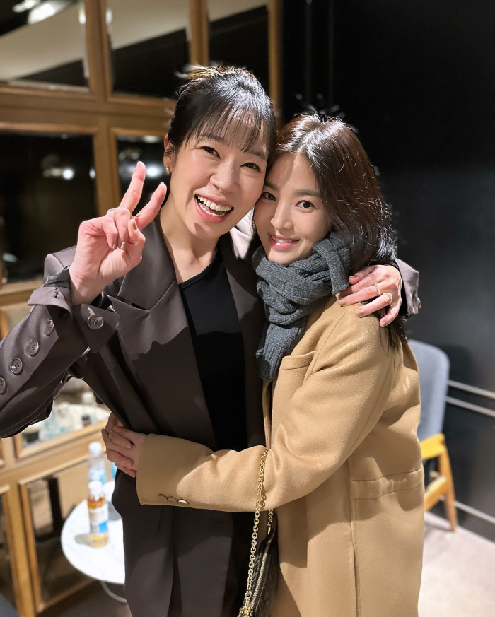 송혜교, "우리 이모님" 염혜란과 끌어안고 '애정 폭발'..안은진도 '응…