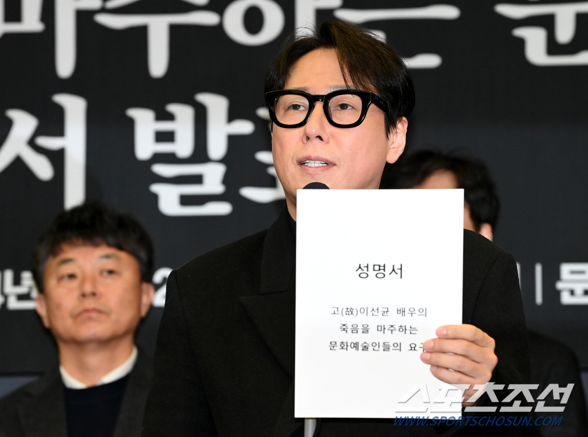 윤종신 "故이선균 사생활 부각해 선정적 보도…국민의 알권리 위한 것 맞나…
