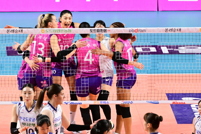 '김연경 28점' 흥국생명, 도로공사에 역전승! 선두 현대건설 바짝 추격…