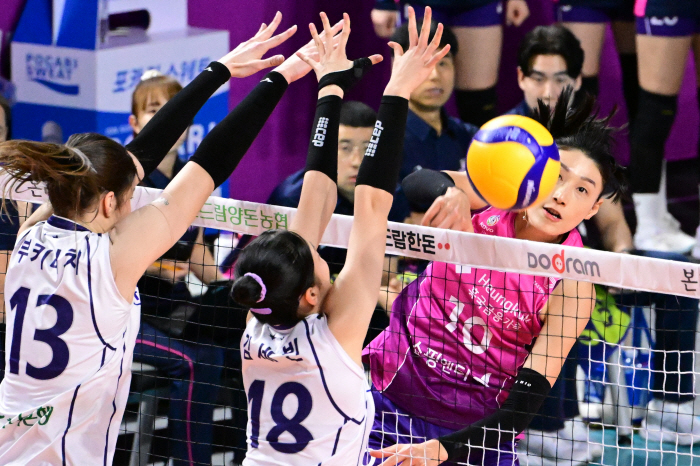 '김연경 28점' 흥국생명, 도로공사에 역전승! 선두 현대건설 바짝 추격…