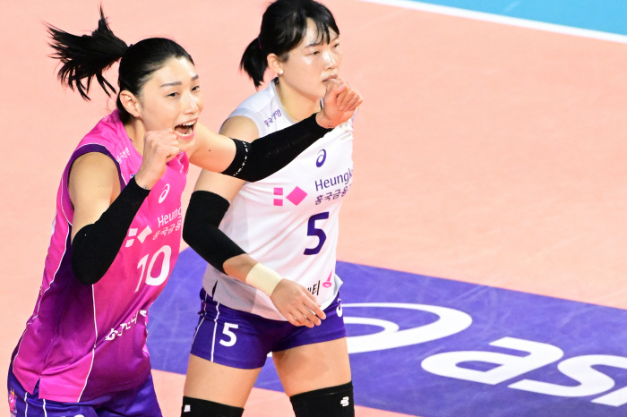 '김연경 28점' 흥국생명, 도로공사에 역전승! 선두 현대건설 바짝 추격…