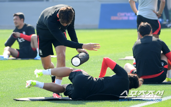 [카타르 현장]'이강인 껌딱지 김지수와 설영우' 쉴 틈 없는 애정공세, …