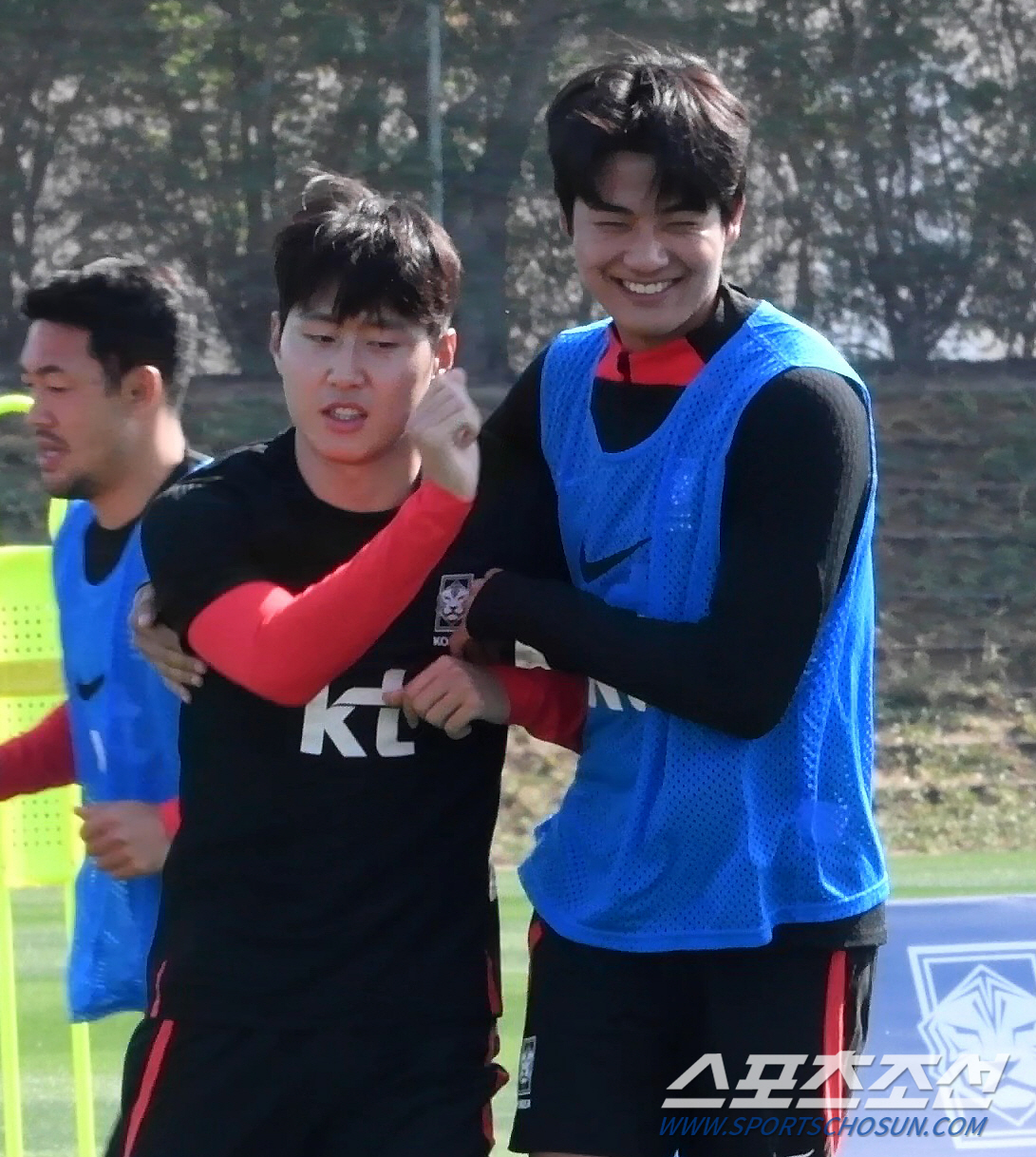 [카타르 현장]'이강인 껌딱지 김지수와 설영우' 쉴 틈 없는 애정공세, …