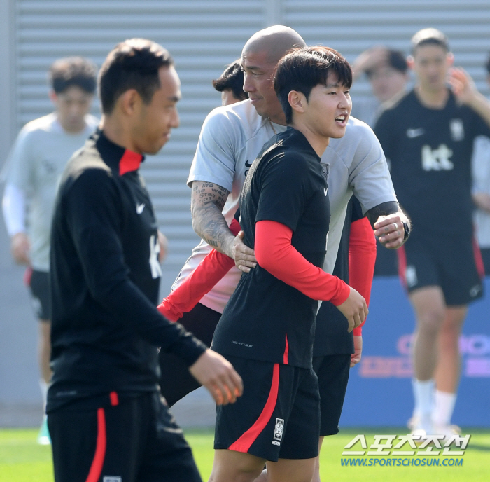 [카타르 현장]'이강인 껌딱지 김지수와 설영우' 쉴 틈 없는 애정공세, …
