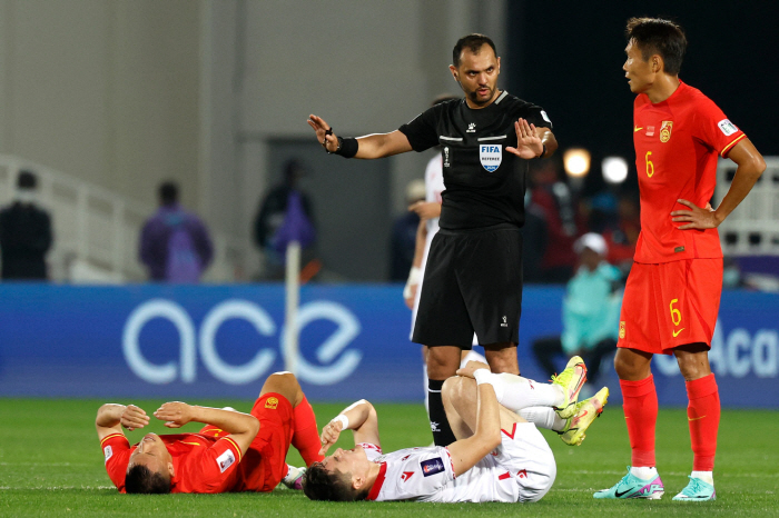 '0-0 졸전이 심판 탓?' 中기자 "11월 한국전 때부터 말했듯이 심판…