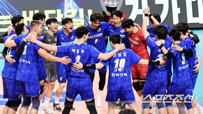 "올 시즌 한 번도 못 이겼는데…" 시즌 최다 3437명 앞에 3전4기 …