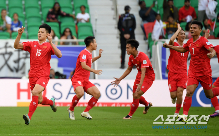[카타르 전반현장]'망신' 세계 17위 日 선제골 넣고 '94위' 베트남…