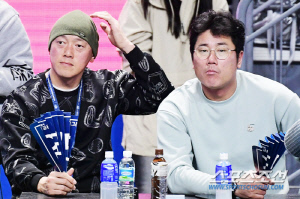 '피콜로-마징가 형이 왜 거기서 나와?' 배구장에 불쑥 나타난 야구하는 형님들[장충현장]