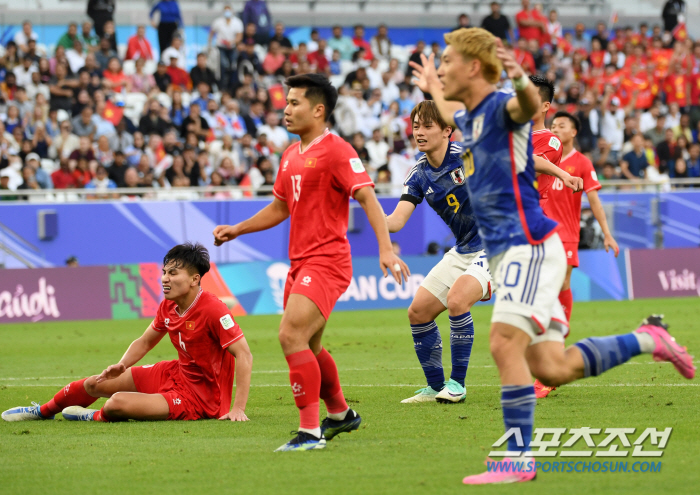 [카타르 ON]"반성해야 한다" 베일 벗은 '우승후보' 日, 94위에 혼…
