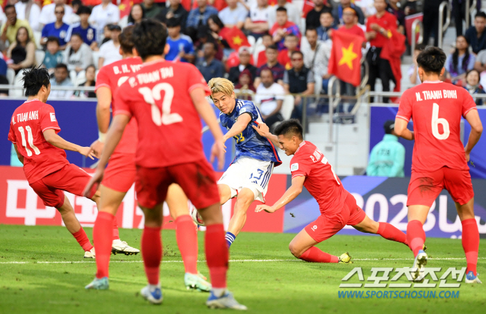 [카타르 ON]"반성해야 한다" 베일 벗은 '우승후보' 日, 94위에 혼…