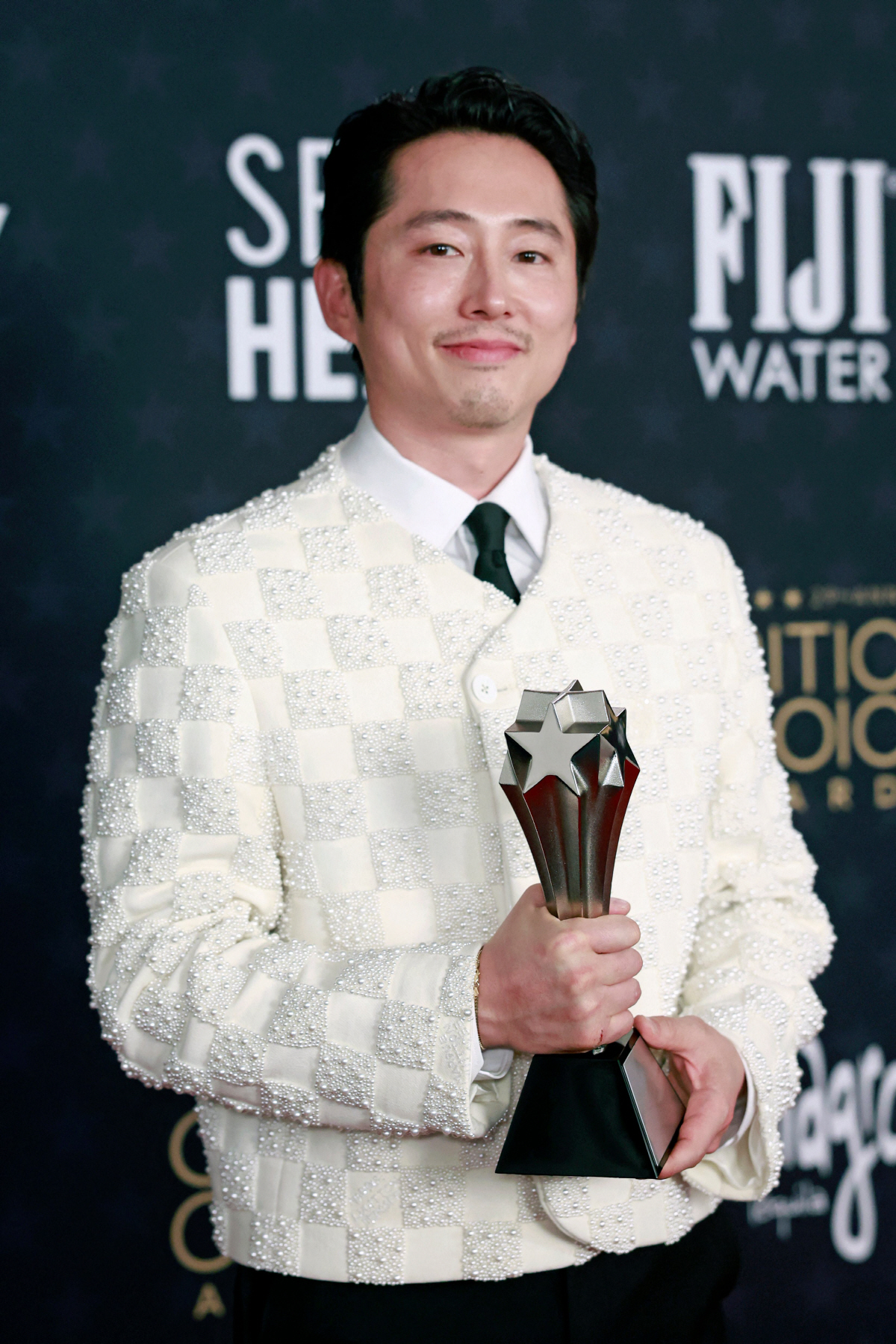 '한국계' 스티븐연, 골든글로브 이어 크리틱스초이스서도..'성남사람들' …