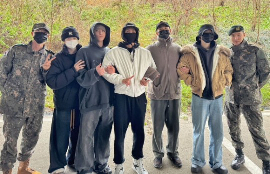 방탄소년단 측 "RM·지민·뷔·정국 신병교육 수료식 방문·선물 자제해주길…